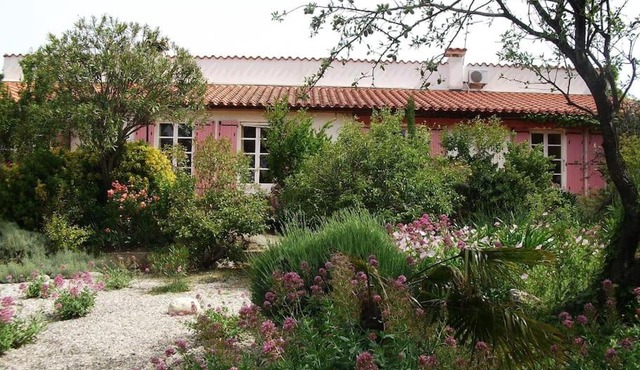 Villa familale avec piscine et jardin boisé