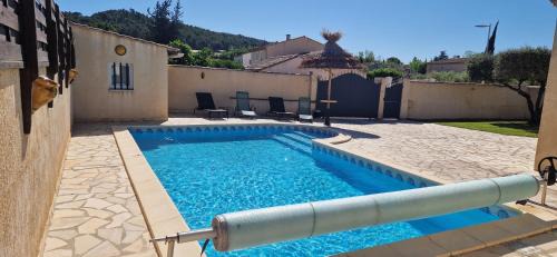 villa familiale avec piscine privée idéale pour vacances et tourisme en Occitanie