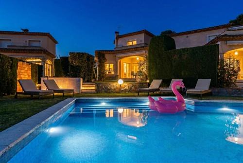 Villa Familiar c/Piscina + Wifi y Parking Gratis by Sunset Rentals (Bonmont)