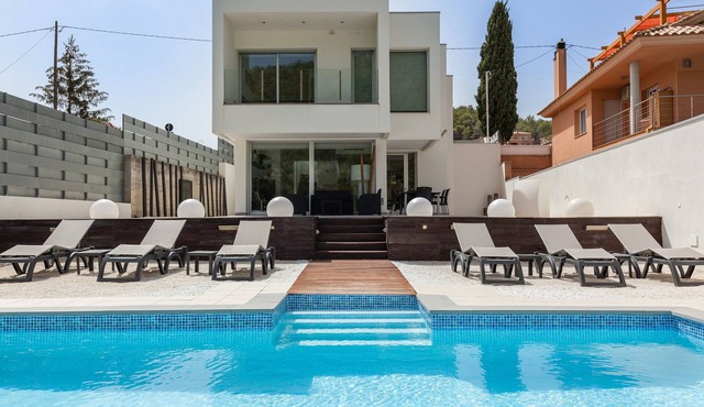 Villa 'Familiar con Piscina a 5min de Sitges' with Mountain View, Wi-Fi and Air Conditioning