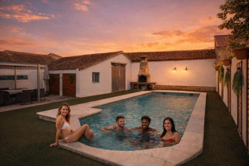 Villa Familiar l Piscina I Cine l Bbq l Sala de Juegos I 6min Segovia I 50min Madrid I 17 px