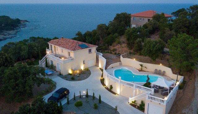 VILLA FEET IN THE WATER WITH IMPREGNABLE VIEW ON SEA AND MOUNTAIN, SWIMMING POOL, GR20