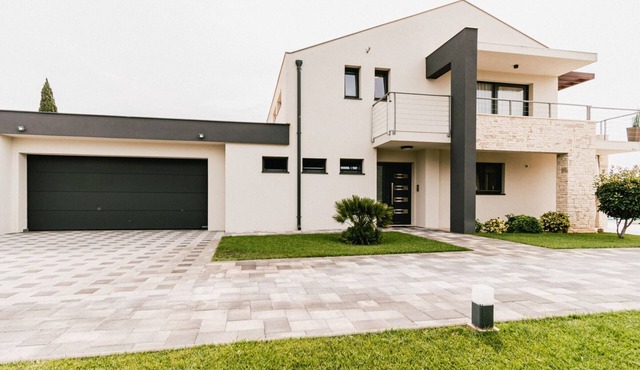 Villa Felicity B4 - Four Bedroom Villa with Balcony and Pool