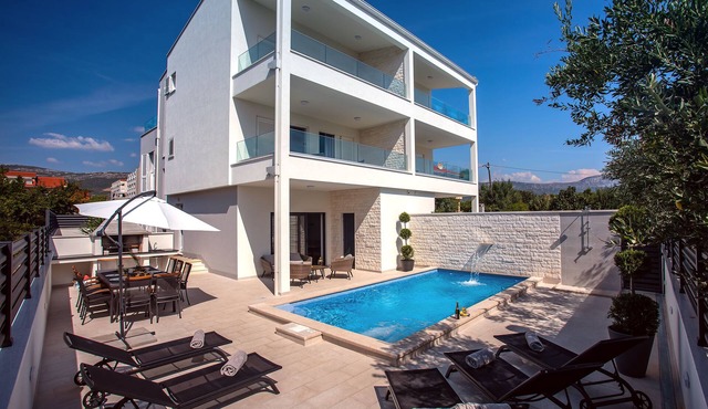 VILLA FILIP heated pool, sauna, 5 ensuite bedrooms, 30m from sea,