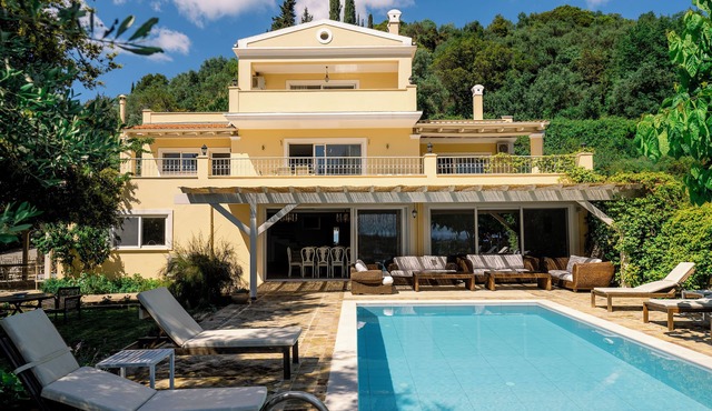 Villa Fioraki, 5 bdrooms, 356 sqm with private pool and complete privacy