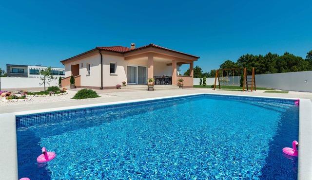 Villa First Hill with heated pool