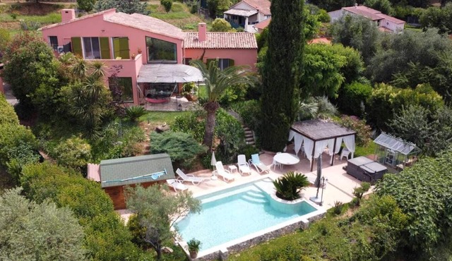 Villa Fleurie beautiful architect villa, swimming pool, 6km from downtown.