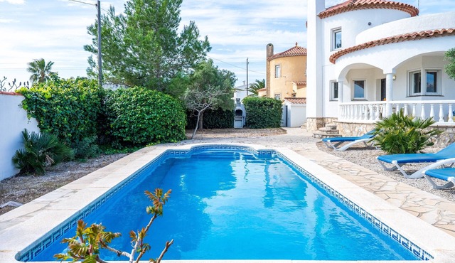 Villa 'Flor' with sea views, private pool and Wi-Fi