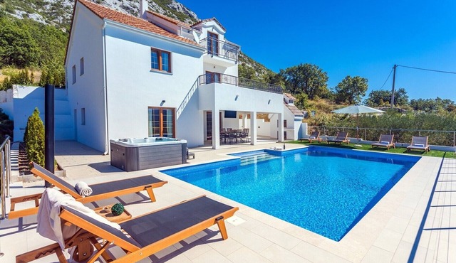 Villa Flora with 53 sqm private pool, jacuzzi, sauna, Cinema room and 4 en-suite bedrooms