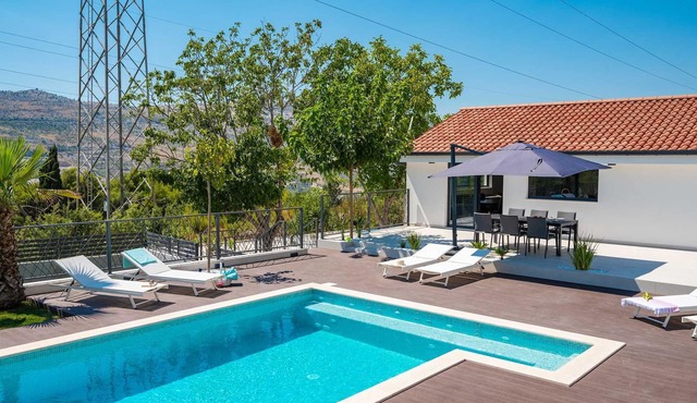 Villa Florinda with Pool and Gym near Split