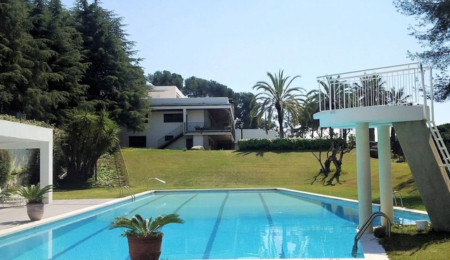Villa for 24-28 with A/C, football pitch, beach, seaviews, close to Barcelona