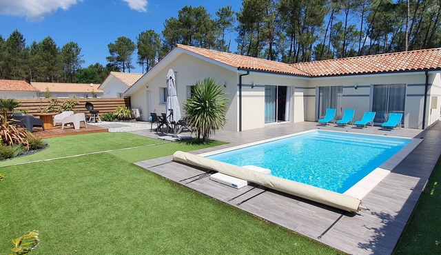 Villa for 08 people with private heated pool, 4-star rating