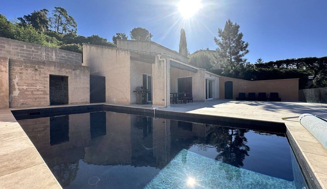 Villa for 12 people with heated pool, overlooking hills and sea