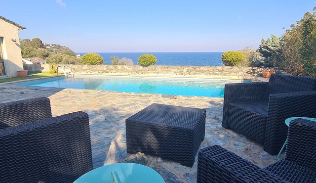 Villa for 10 people with pool and sea view