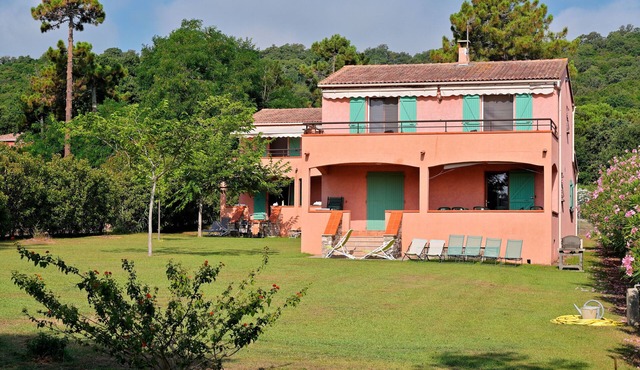 Villa for 10 to 12 people on the seafront.