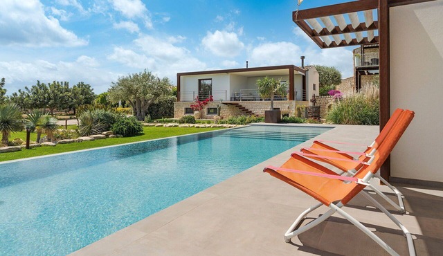 Villa for 12 with Pool, A/C, Garden in Rosolini