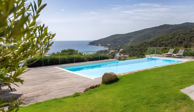 Villa for 12 with Sea View, Tarco Village, Cervonnicia, 15 min from Pinarello