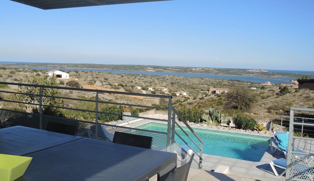 Villa for 2 people, with 1 master bedroom, sea view.