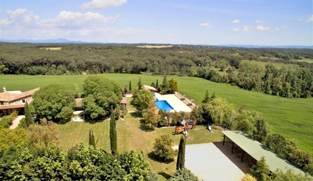 Villa for 23 people. BBQ, large pool, near Barcelona