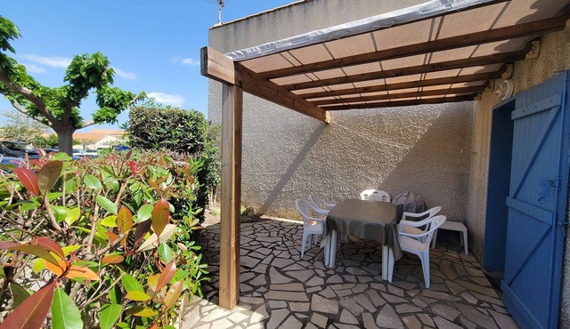 Villa for 4 persons, with nice fenced corner terrace, only 400m vom the beach of Portiragnes plage