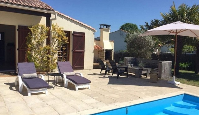 Villa for 6 near the sea with heated pool