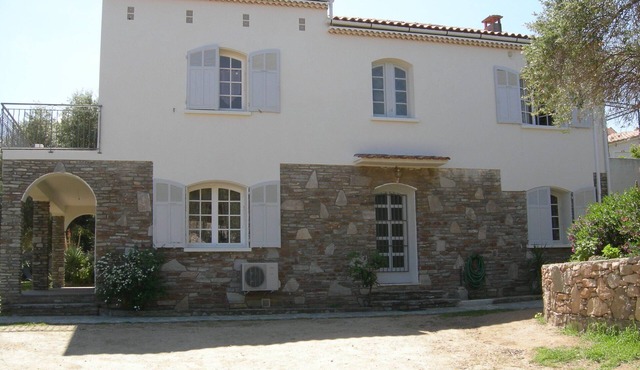 Villa for 8/10 people, 10 minutes' walk from the beach, air-conditioned. Quiet neighborhood.