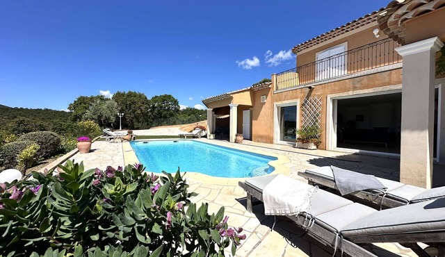 Villa for 8 people with pool and sea view