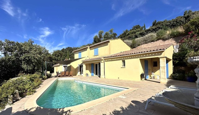 Villa for 8 people with heated pool and sea view