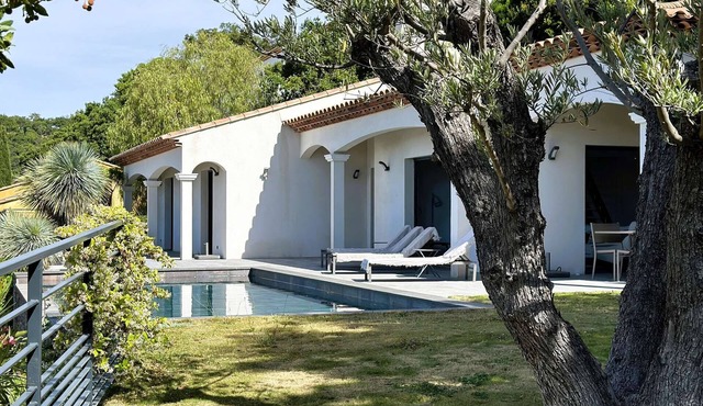 Villa for 8 People with Heated Pool and Sea View