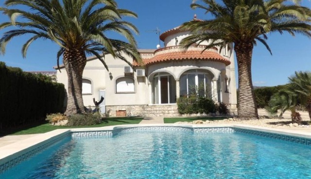 Villa for 8 people with private pool in Urb. three cales