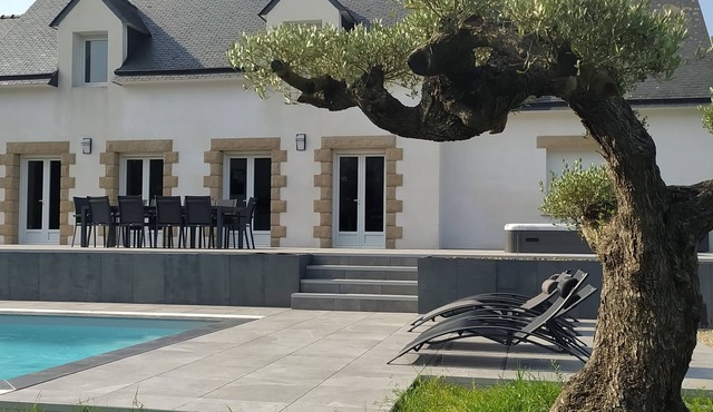 Villa for 8 people with swimming pool and jacuzzi in a quiet seaside location