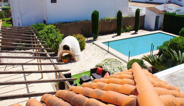 Villa for 8 people with private pool.