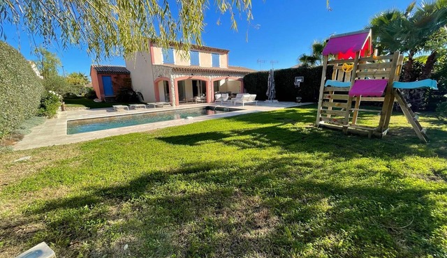 Villa for 8 people with private pool, 300 meters from the sea, located in Grimaud