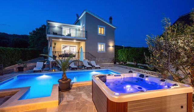Villa for 8 persons with heated private pool and jacuzzi, fully AC