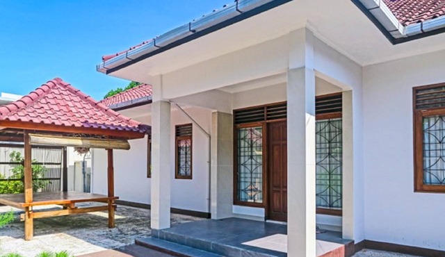 Villa For 8 With Private Pool 4 Minutes Walk To Beach And Local To All Senggigi.