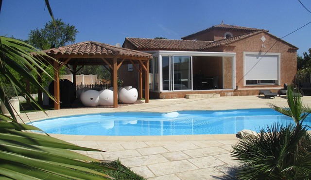 Villa for 9 near the sea with heated pool, sauna,