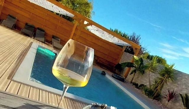 Villa for 8-10 people by the sea