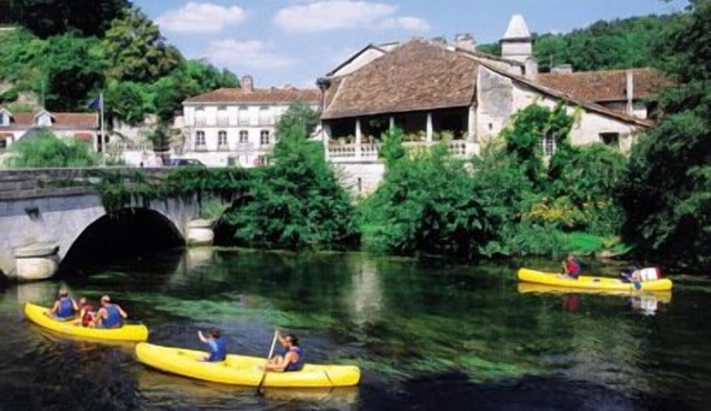Villa for 1-10 in Dordogne, resto across the lawns and just a stroll to Brantome