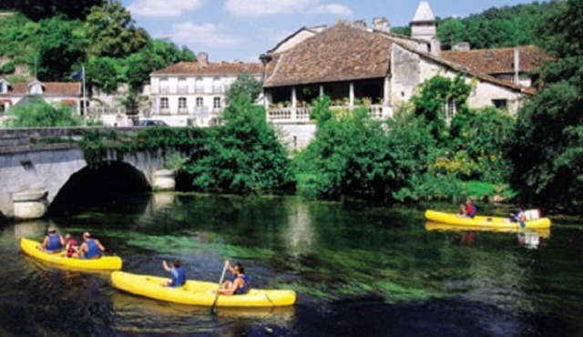 Villa for 1-10 in Dordogne, resto across the lawns and just a stroll to Brantome