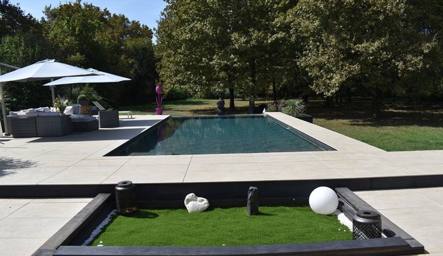 Villa for 10 Guests with Pool, Surrounded by Trees, Just 15 Min from Bordeaux