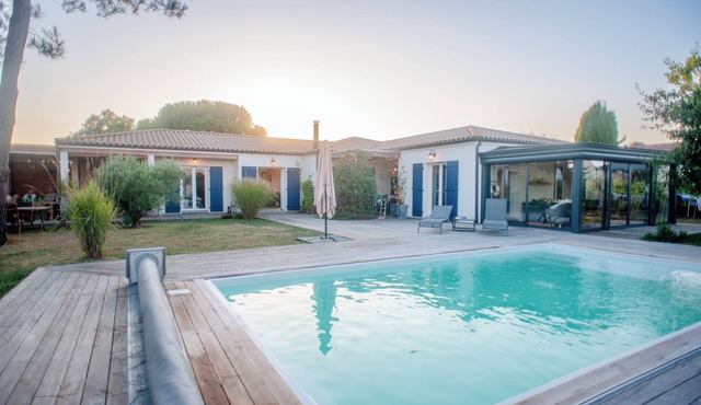 VILLA FOR 8/10 PEOPLE, HEATED POOL, NEAR VEILLON BEACH, MARSHES, FOREST