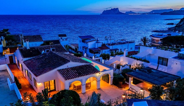 Villa for rent in El Portet de Moraira, SAN VICENTE, 50 mts from the water and private pool.