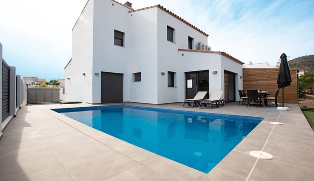 Villa for rent in Mas Busca, Roses, Costa Brava: Spacious villa with private pool, ideal for families, 3 km from Roses beach.