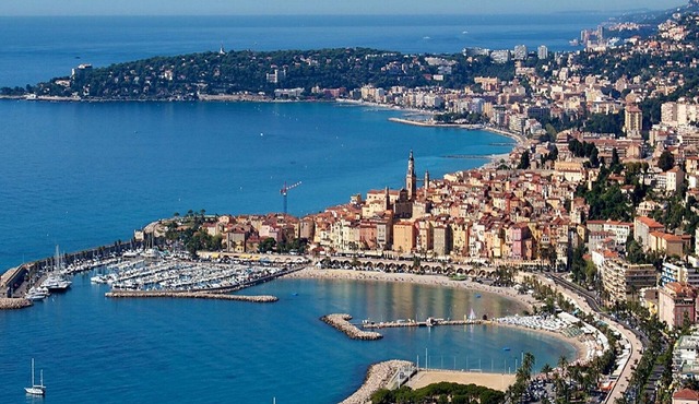 VILLA FOR RENT (near the beach with swimming pool, garden barbecue).