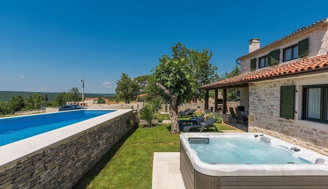 Villa for up to 6 persons with jacuzzi, private garden, WiFi, A/C