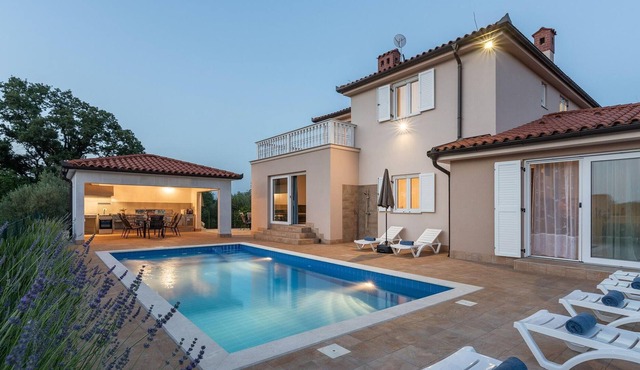 Villa for up to 8 guests with private pool, sauna and jacuzzi