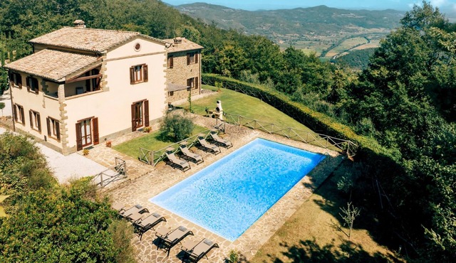 Villa Forconi - Spacious Villa with Pool & Stunning Views near Lake Trasimeno in Perugia