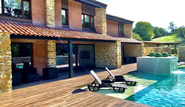 Villa formed by two apartments with private pool in Asturias. Elmarquesau