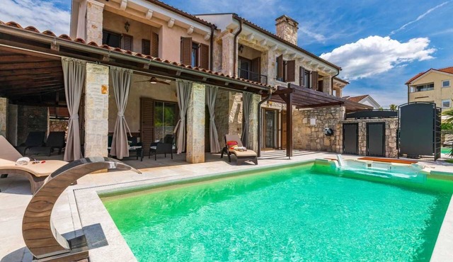 Villa Forte with Heated Private Pool close to the Beach