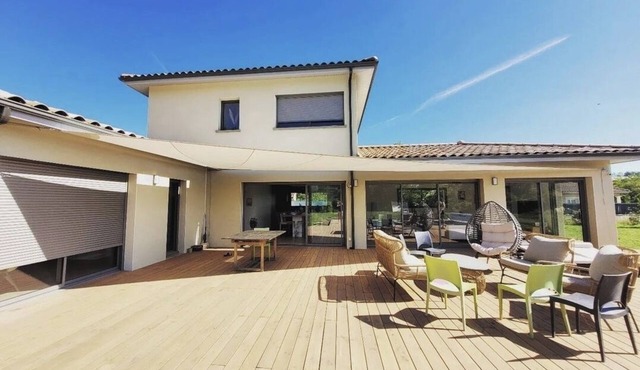 Villa Contemporaine Avec Piscine Chauffée et ses Grands Espaces Verts au Calme